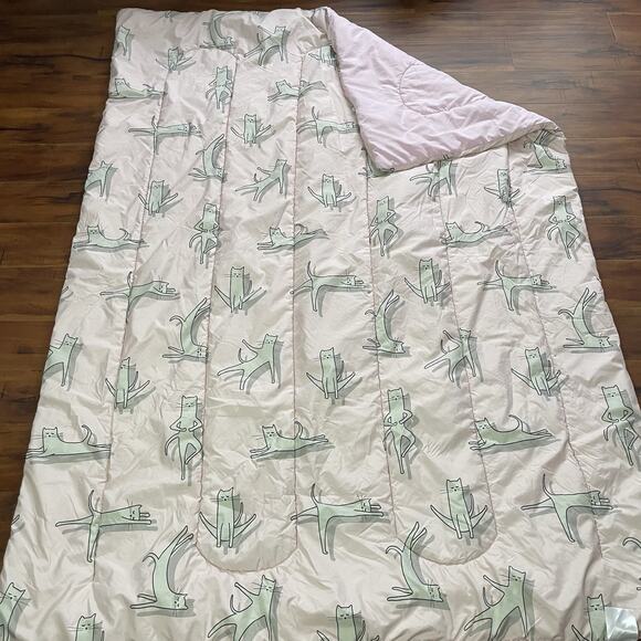 Sleepy Cat Quilted Comforter Twin Size Pink 66"x90" Amazon Basics Oeko-Tex - Picture 1 of 11